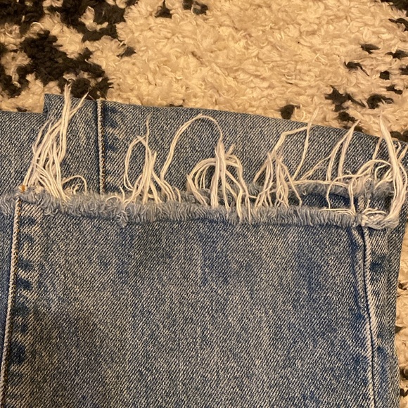 90’s vintage Calvin Klein jeans! Mid-wash distressed edges,Great capsule piece! - Picture 4 of 4